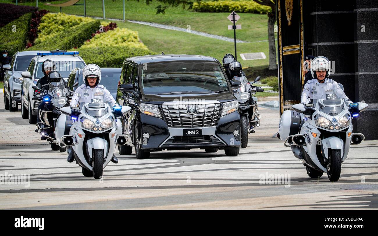 Kuala Lumpur, Malaysia. August 2021. Der malaysische Premierminister Muhyiddin Yassin verlässt den Nationalpalast nach einer Audienz mit König Al-Sultan Abdullah Ri'ayatuddin Al-Mustafa Billah Shah in Kuala Lumpur.die United Malays National Organization (UMNO) hat angekündigt, ihre Unterstützung für Premierminister Muhyiddin Yassin zu widerrufen und behauptet, die Regierung von Muhyiddin habe seine parlamentarische Mehrheit verloren. Kredit: SOPA Images Limited/Alamy Live Nachrichten Stockfoto