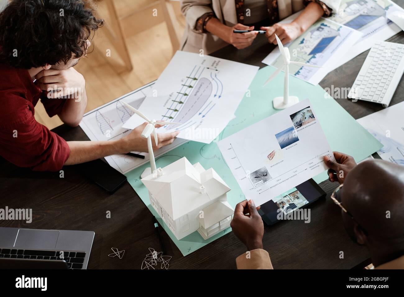 Blick aus der Perspektive von Architekten, die das Projekt eines neuen Gebäudes bei der Besprechung untersuchen Stockfoto