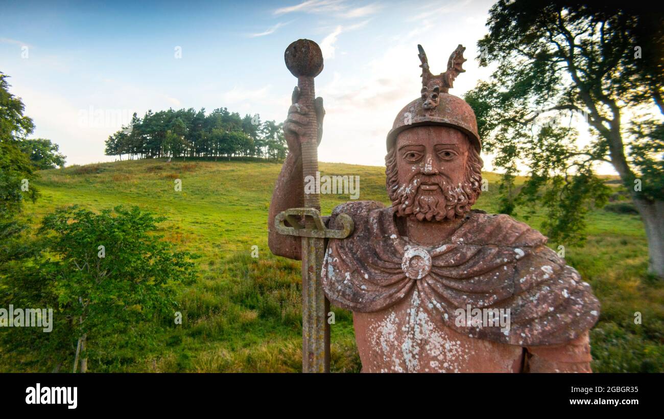 4. August 2021William Wallace Statue, Bemersyde Scottish Borders. Schottland, Großbritannien. Die William Wallace Statue in der Nähe des Geländes des Bemersyde-Anwesens, in der Nähe von Melrose in der schottischen Grenze, ist eine Statue, die William Wallace gedenkt. Die Statue, errichtet 1814 die Statue ist gigantischer, viel größer als lebensgroß. Es steht 21.5 Meter hoch und steht auf einem Sockel 9.5 Meter hoch, für eine Gesamthöhe von 31 Meter. Die Skulptur wurde von David Stewart Erskine, dem 11. Earl of Buchan, in Auftrag gegeben und von John Smith von Darnick Photo Phil Wilkinson/A ausgeführt Stockfoto