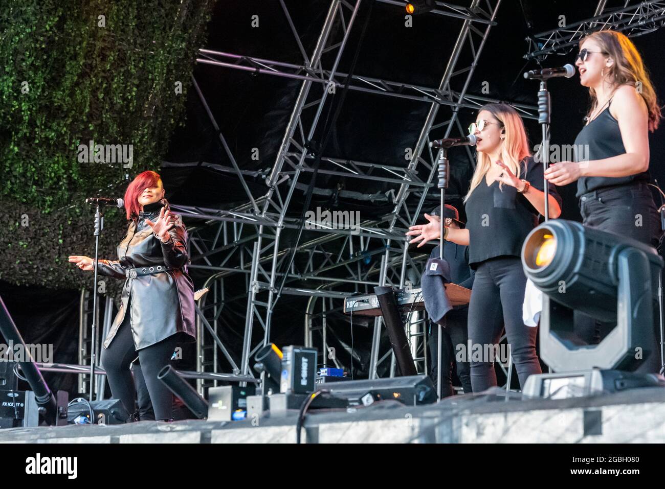 Gabrielle Sängerin, die beim Fantasia Musikfestival in Maldon, Essex, Großbritannien, auftrat. Erstes Konzert nach COVID 19 Pandemie. Band- und Backing-Sänger Stockfoto