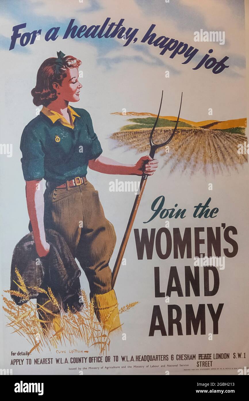 England, Hampshire, Basingstoke, Milestones Museum, Vintage WWII Poster Ermutigung von Frauen, der Landarmee der Frauen beizutreten Stockfoto