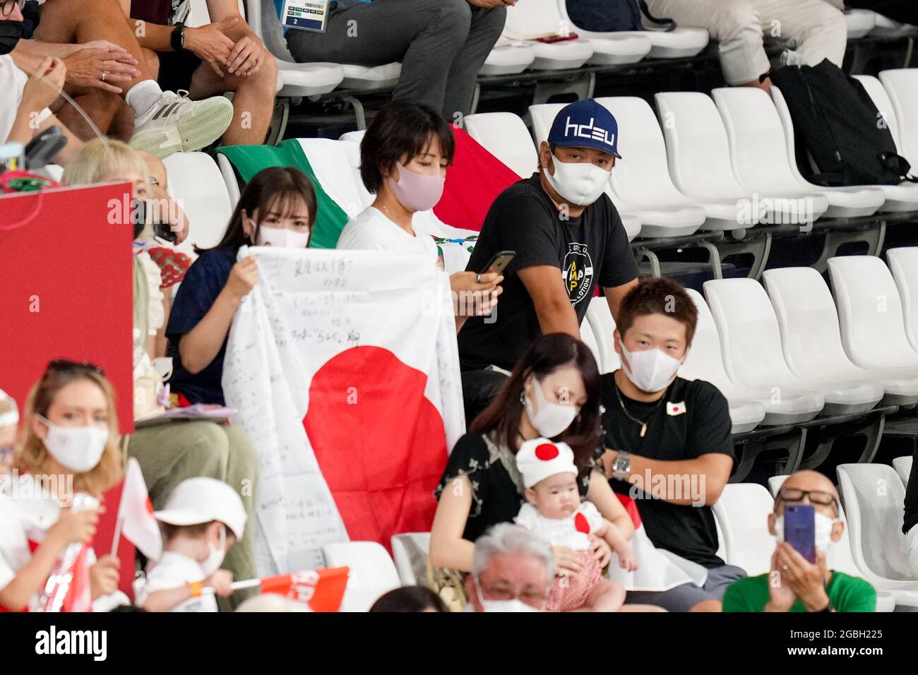 Tokio, Japan. August 2021. TOKIO, JAPAN - 4. AUGUST: Fans und Unterstützer Japans beobachten, wie mehrere Athleten während der Olympischen Spiele 2020 in Tokio auf dem Izu Velodrome am 4. August 2021 in Tokio, Japan, an der ersten Runde der Frauen Keirin teilnehmen (Foto: Yannick Verhoeven/Orange Picics) Credit: Orange Pics BV/Alamy Live News Stockfoto