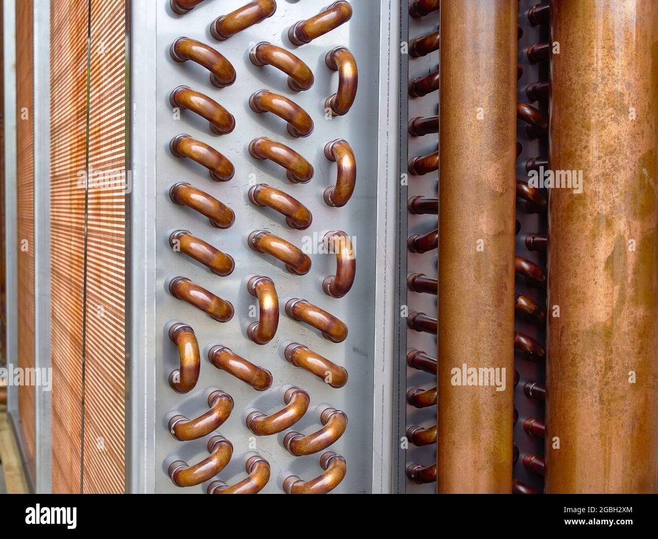 Nahaufnahme von einfachen Kupferrohren einer Kondensatorspule des Kühlers Stockfoto