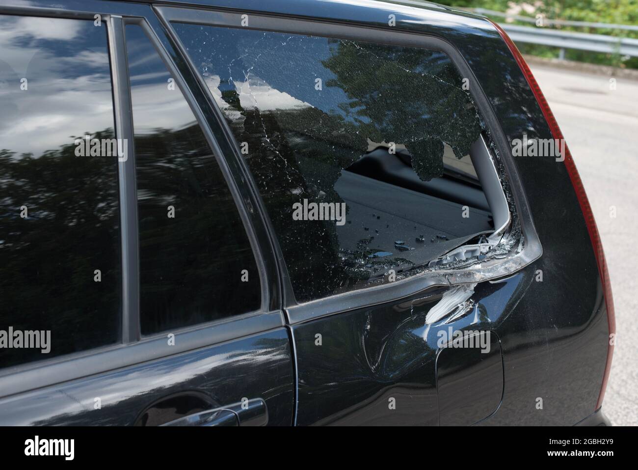 Kaputtes Autofenster nach Unfall, Einbrecher in der Stadt Stockfoto