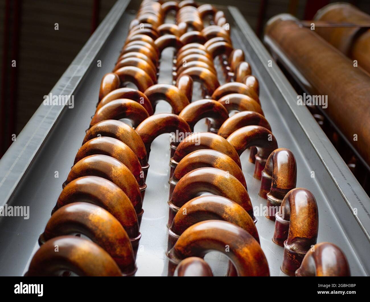 Nahaufnahme von einfachen Kupferrohren einer Kondensatorspule des Kühlers Stockfoto