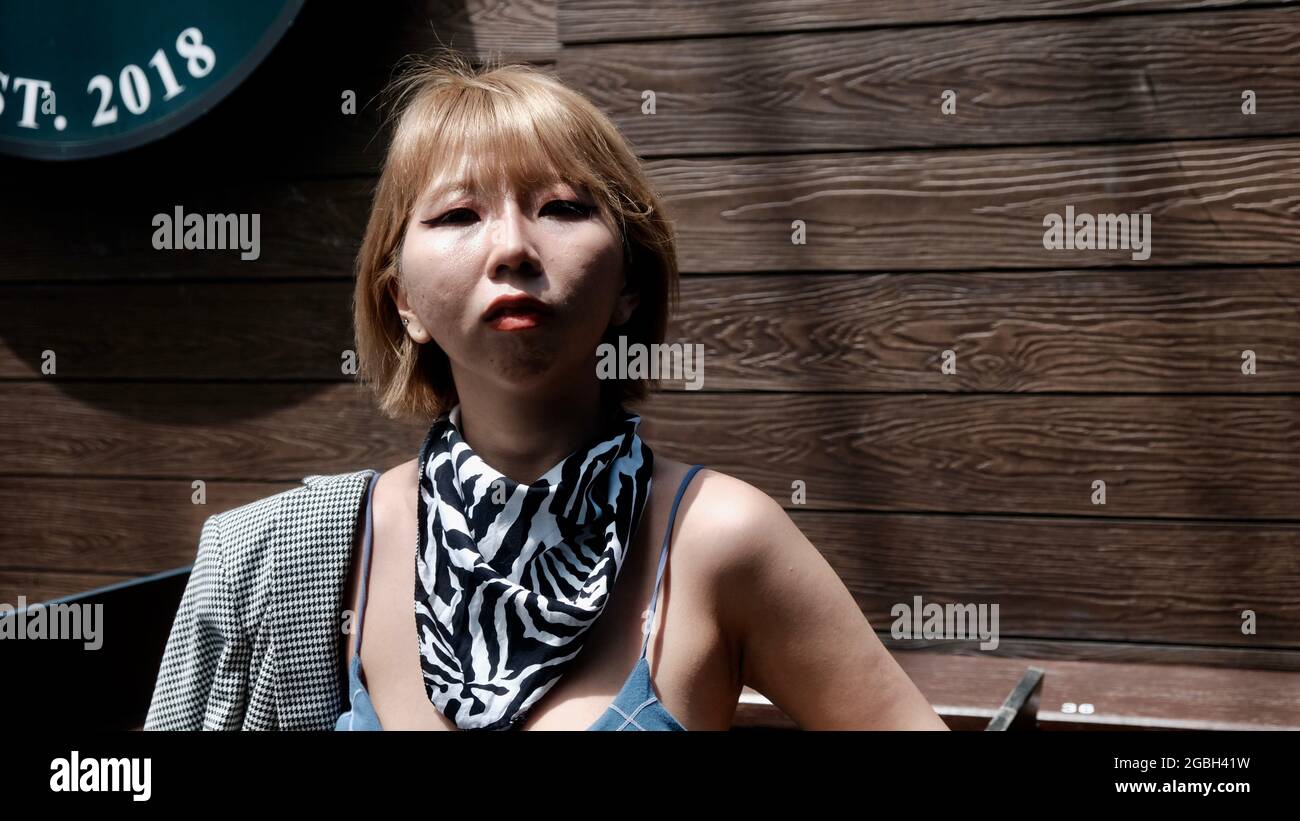 Asiatisch Japanisch Attraktiv Weiblich Modell Sitzend Kopf Schüsse Stockfoto
