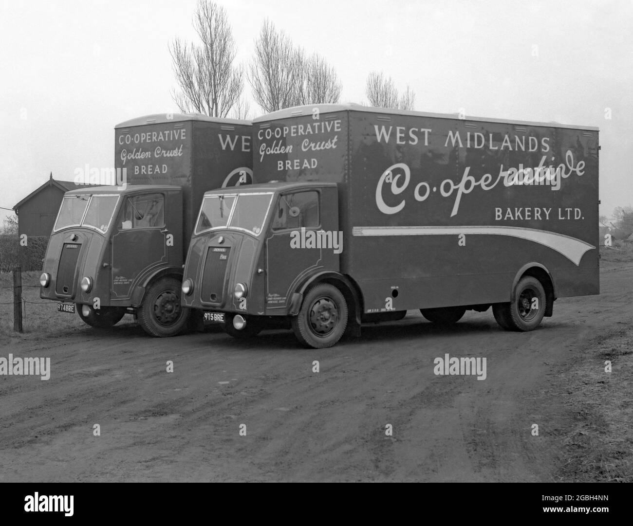 Zwei Lieferwagen von Dennis Pax wurden um 1955 für die Brotlieferung der Bäckerei der West Midlands Co-operative Society verwendet – die Fahrzeuge hatten ihren Sitz in Newcastle, Staffordshire, England, Großbritannien. Dennis Brothers wurde 1895 von den Brüdern Dennis Brothers gegründet. Das Unternehmen fertigte seinen ersten Bus im Jahr 1903 und ihren ersten Feuerwehrauto im Jahr 1908. Das Pax-Chassis wurde 1952 eingeführt. Die Co-operative Gruppe (Co-op) hat sich im Laufe der Jahre aus dem Zusammenschluss von kooperativen Großhandelsgesellschaften und vielen unabhängigen Einzelhandelsgesellschaften entwickelt. Einzelne Gesellschaften schlossen sich zur 'Co-operative Wholesale Society' (CWS) zusammen. Stockfoto