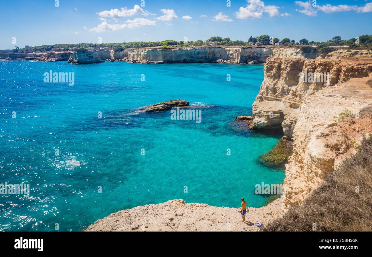 Torre Sant Andrea, Küste des Salento, Apulien, Italien. Faraglioni Melendugno. Schöner felsiger Strand mit Klippen in Apulien. Blau türkis gesättigtes klares Wasser. Heller Sommertag. Stockfoto