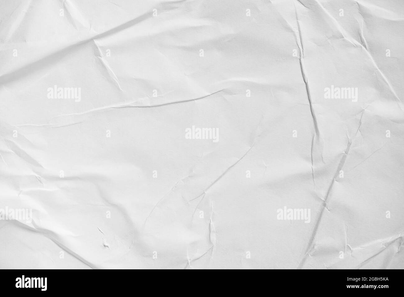 Getrocknetes, nasses weißes Papier mit Falten auf der Textur Stockfoto