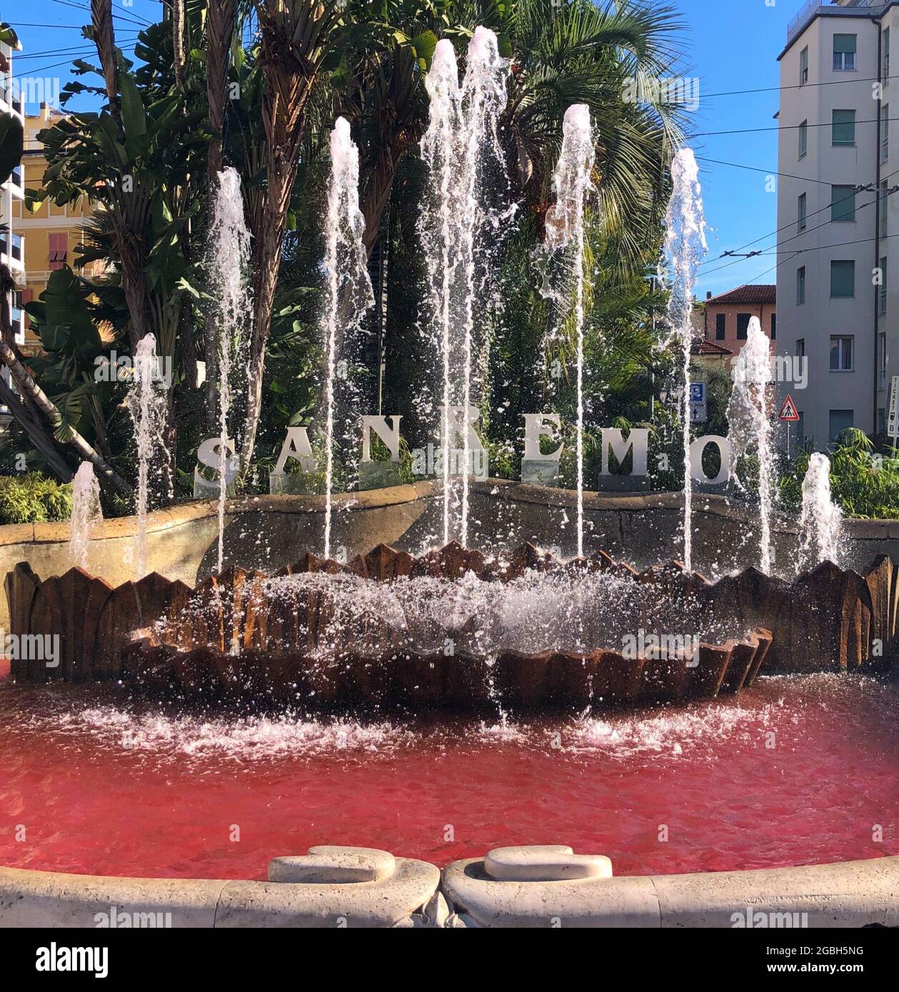Wasserbrunnen mit rosa Wasser, Sanremo, Ligurien, Italien Stockfoto