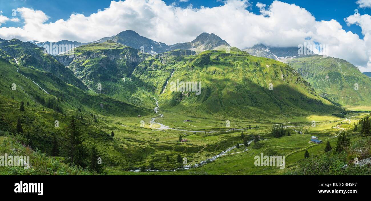 Fluss durch eine alpine Tallandschaft, Gastein, Salzburg, Österreich Stockfoto