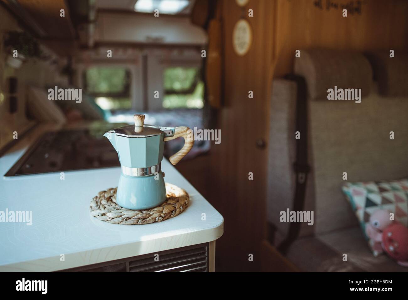 Kaffeekocher auf einer Küchenarbeitsfläche in einem Wohnmobil Stockfoto