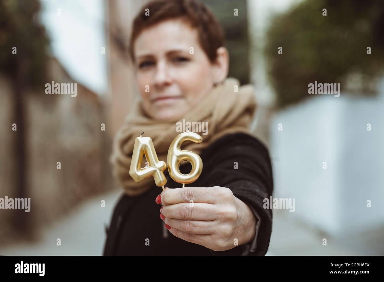 Porträt einer Frau mit Geburtstagskerzen Stockfoto