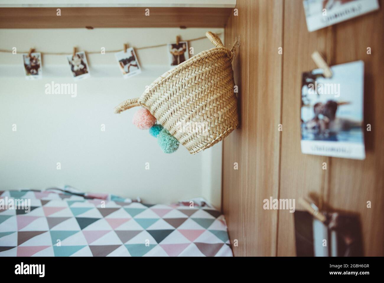 Fotos und ein Korb, der in einem Wohnmobil an einer Wand hängt Stockfoto