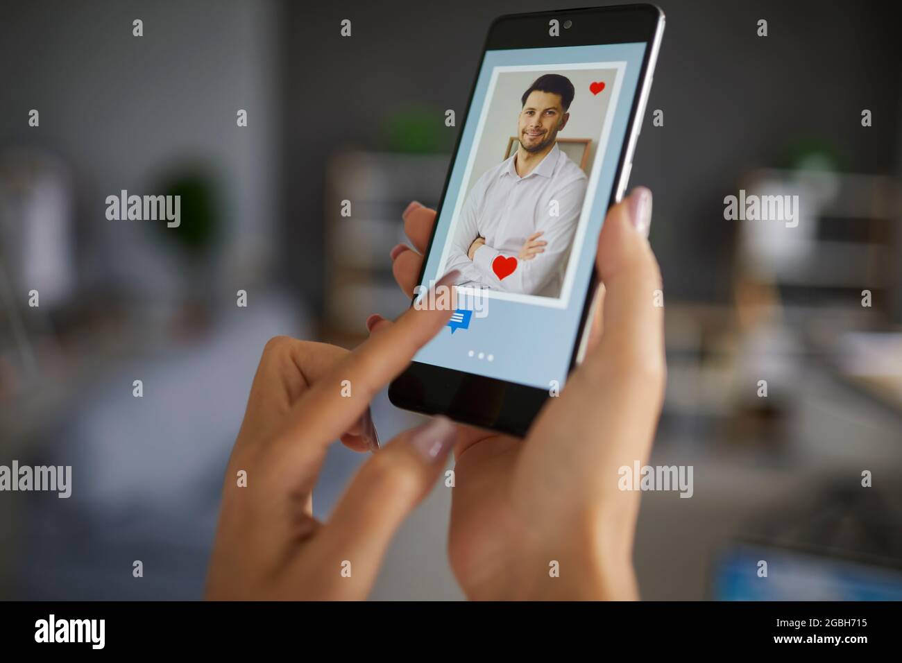 Weibliche Finger drücken Chat-Taste auf dem Smartphone mit Dating-App, um Liebe zu finden Stockfoto