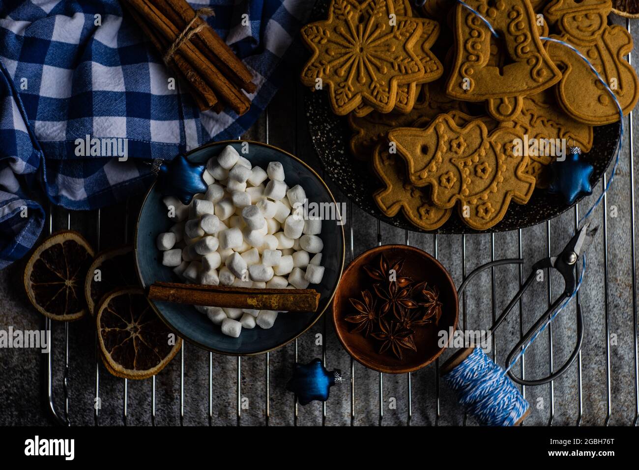 Blick von oben auf verschiedene Lebkuchen, Weihnachtskekse, Miniaturmarmelibe und Gewürze Stockfoto
