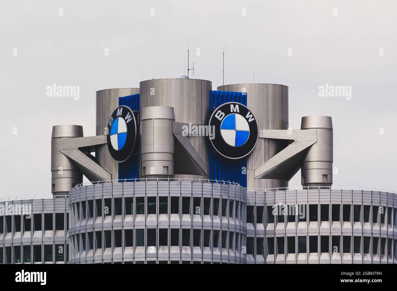 MÜNCHEN, 05. Jun 2017: Hauptgebäude der BMW Niederlassung am Tage mit Logo der Firma. Stockfoto