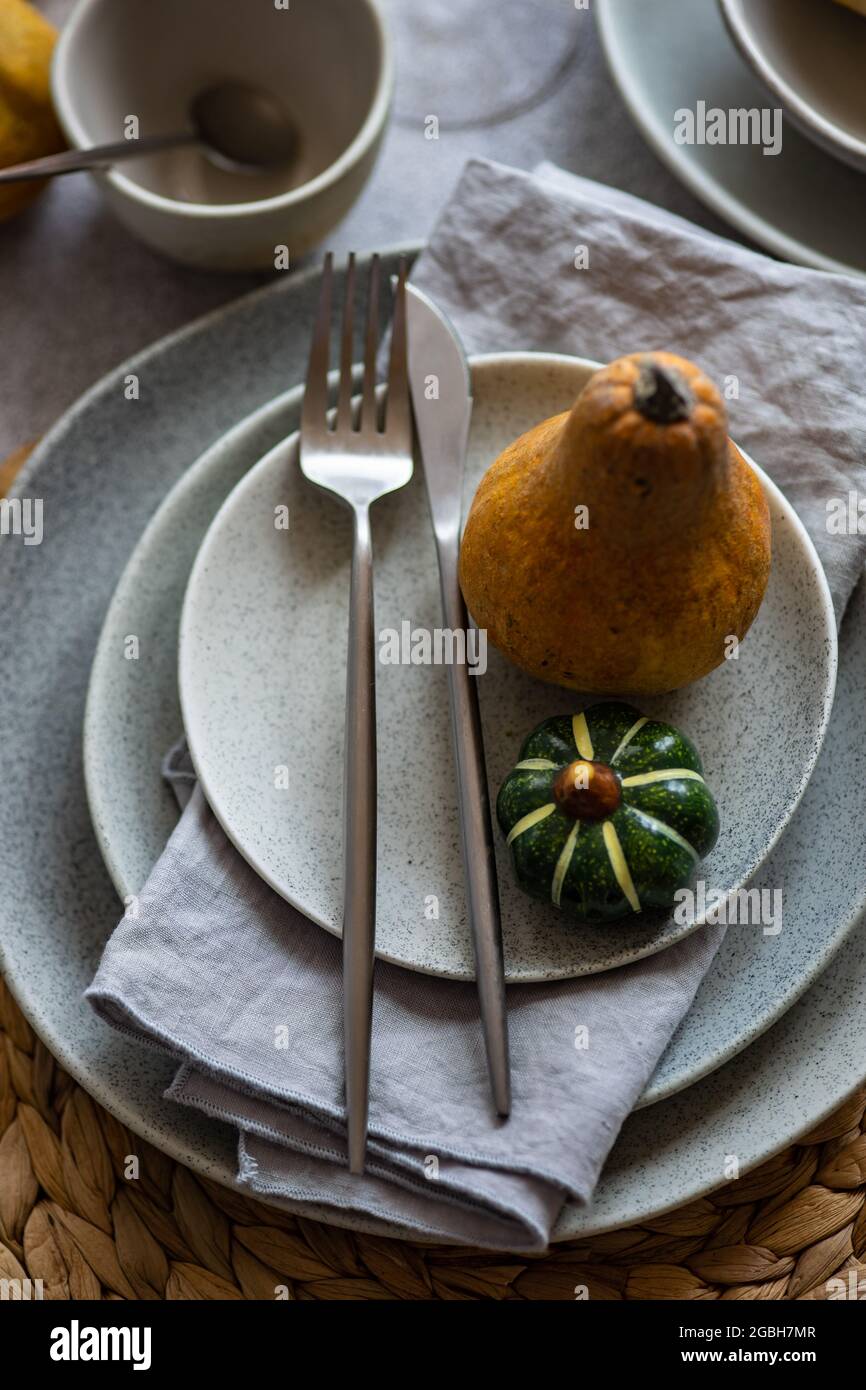 Blick von oben auf einen rustikalen herbstlichen Thanksgiving-Platz mit Kürbissen auf einem Tisch Stockfoto