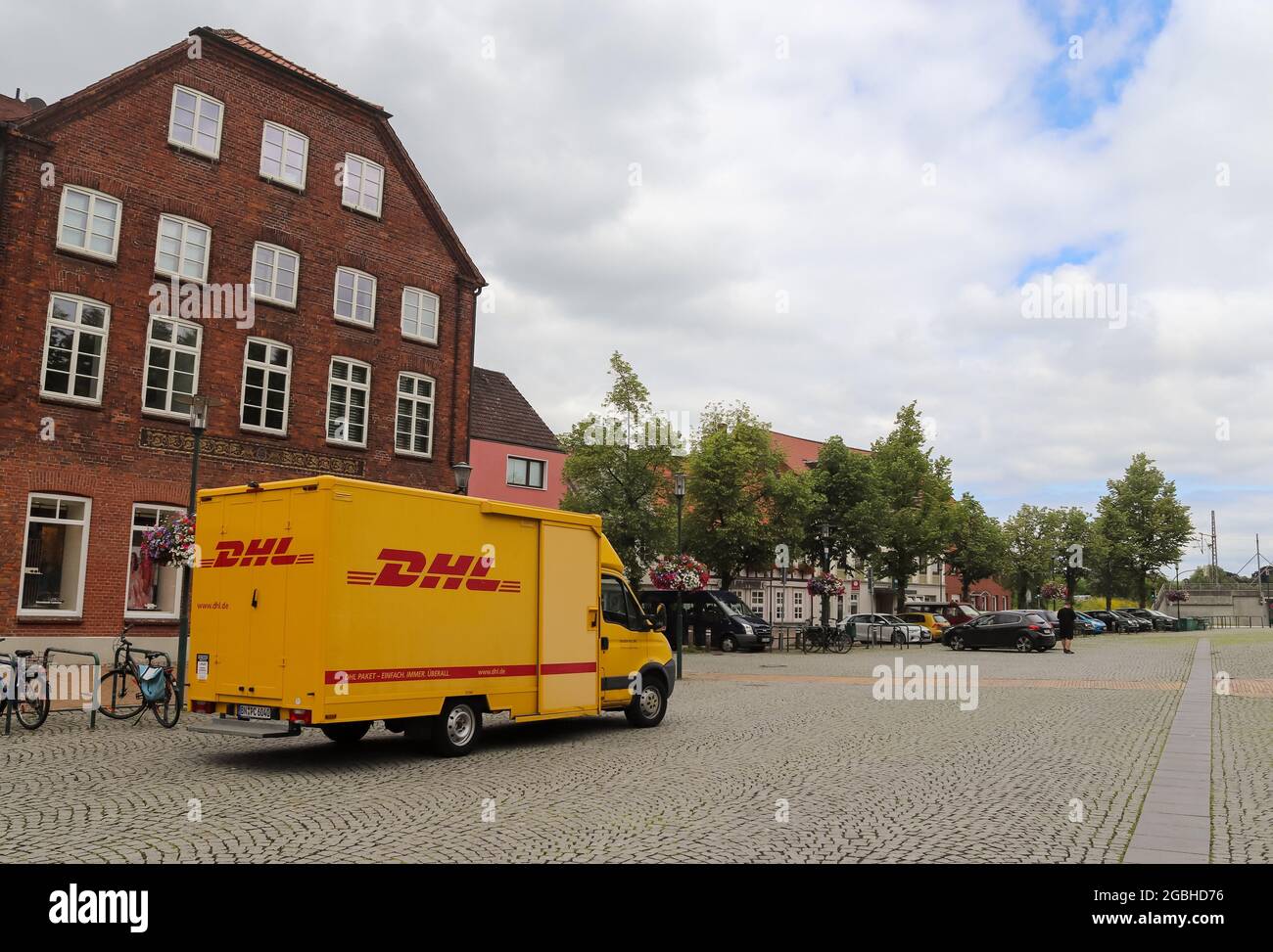 RENDSBURG, DEUTSCHLAND - 17. Jul 2021: Ein Auto der deutschen Post DHL in Rendsburg, Deutschland Stockfoto