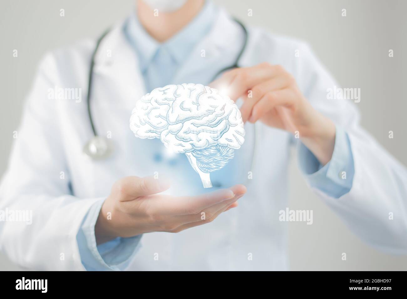 Weibliche Ärztin hält virtuelle volumetrische Zeichnung des Gehirns in der Hand. Handgezeichnetes menschliches Organ, Kopierraum auf der rechten Seite, RAW-Fotofarben. Hospi im Gesundheitswesen Stockfoto