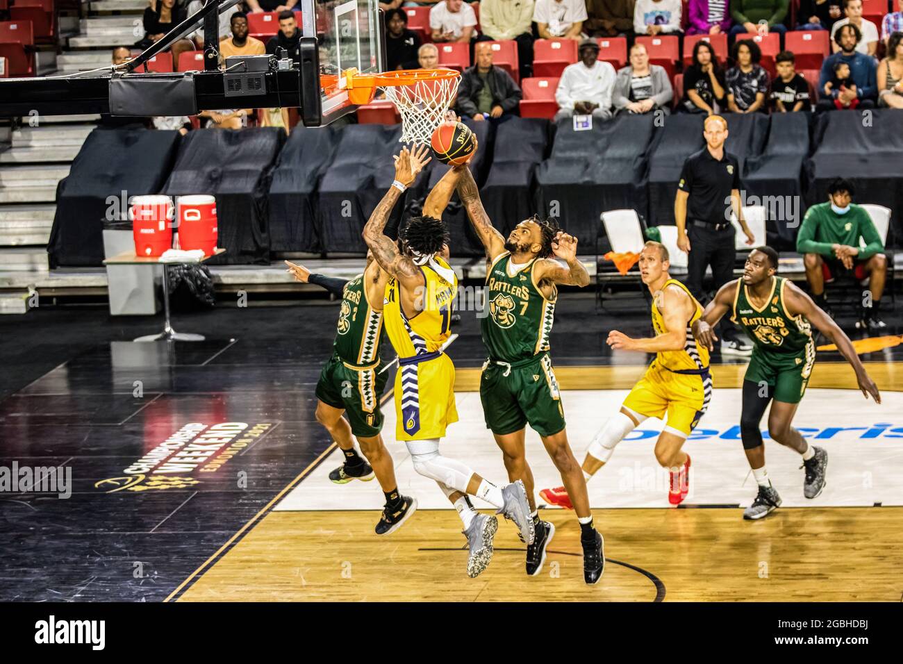 Edmonton, Kanada. August 2021. Matthieu Kamba (8) aus Edmonton Stingers wurde während des Spiels der Canadian Elite Basketball League 2021 zwischen Saskatchewan Rattlers und den Edmonton Stingers im Edmonton Expo Center in Aktion gesehen. (Endergebnis; Saskatchewan Rattlers 78:85 Edmonton Stingers) (Foto von Ron Palmer/SOPA Images/Sipa USA) Quelle: SIPA USA/Alamy Live News Stockfoto