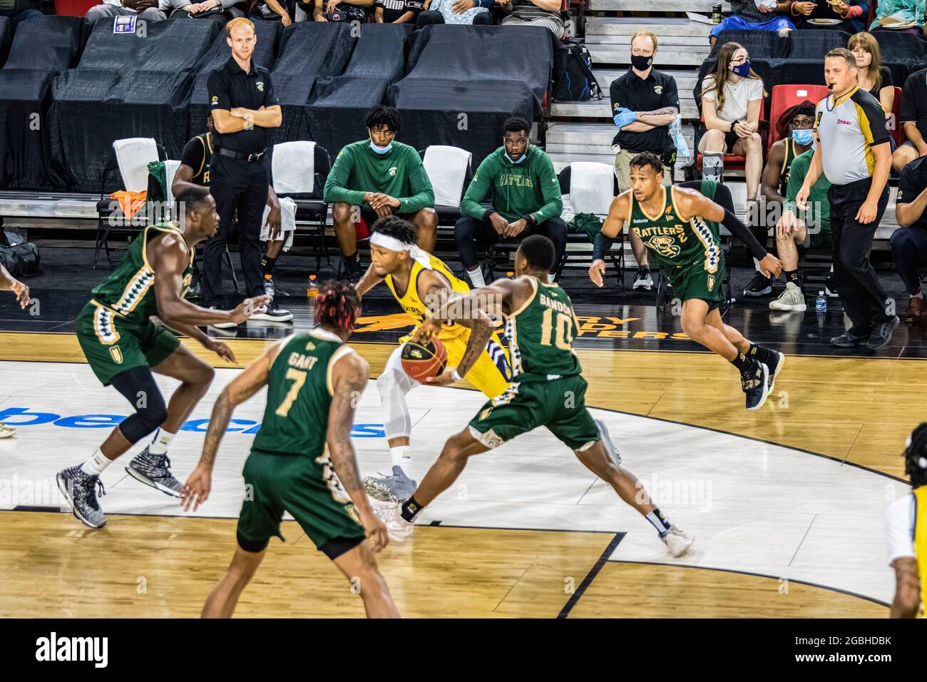 Edmonton, Kanada. August 2021. Matthieu Kamba (10) aus Edmonton Stingers wurde während des Spiels der Canadian Elite Basketball League 2021 zwischen Saskatchewan Rattlers und den Edmonton Stingers im Edmonton Expo Center in Aktion gesehen. (Endergebnis; Saskatchewan Rattlers 78:85 Edmonton Stingers) (Foto von Ron Palmer/SOPA Images/Sipa USA) Quelle: SIPA USA/Alamy Live News Stockfoto