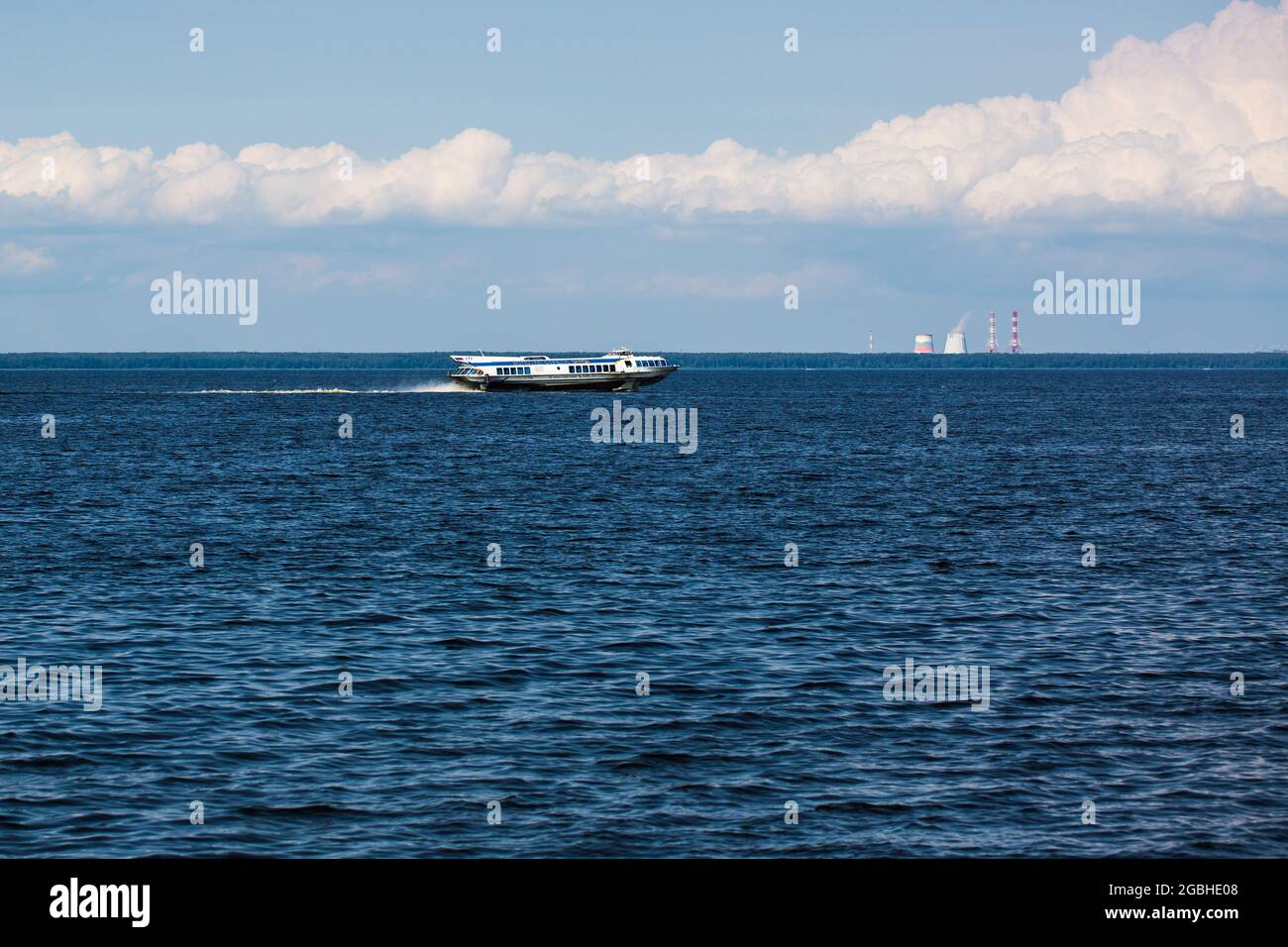 Saint-Petersburg, Russland - Juli 09 2021: Meteor, Tragflächenboot im Finnischen Meerbusen. Stockfoto