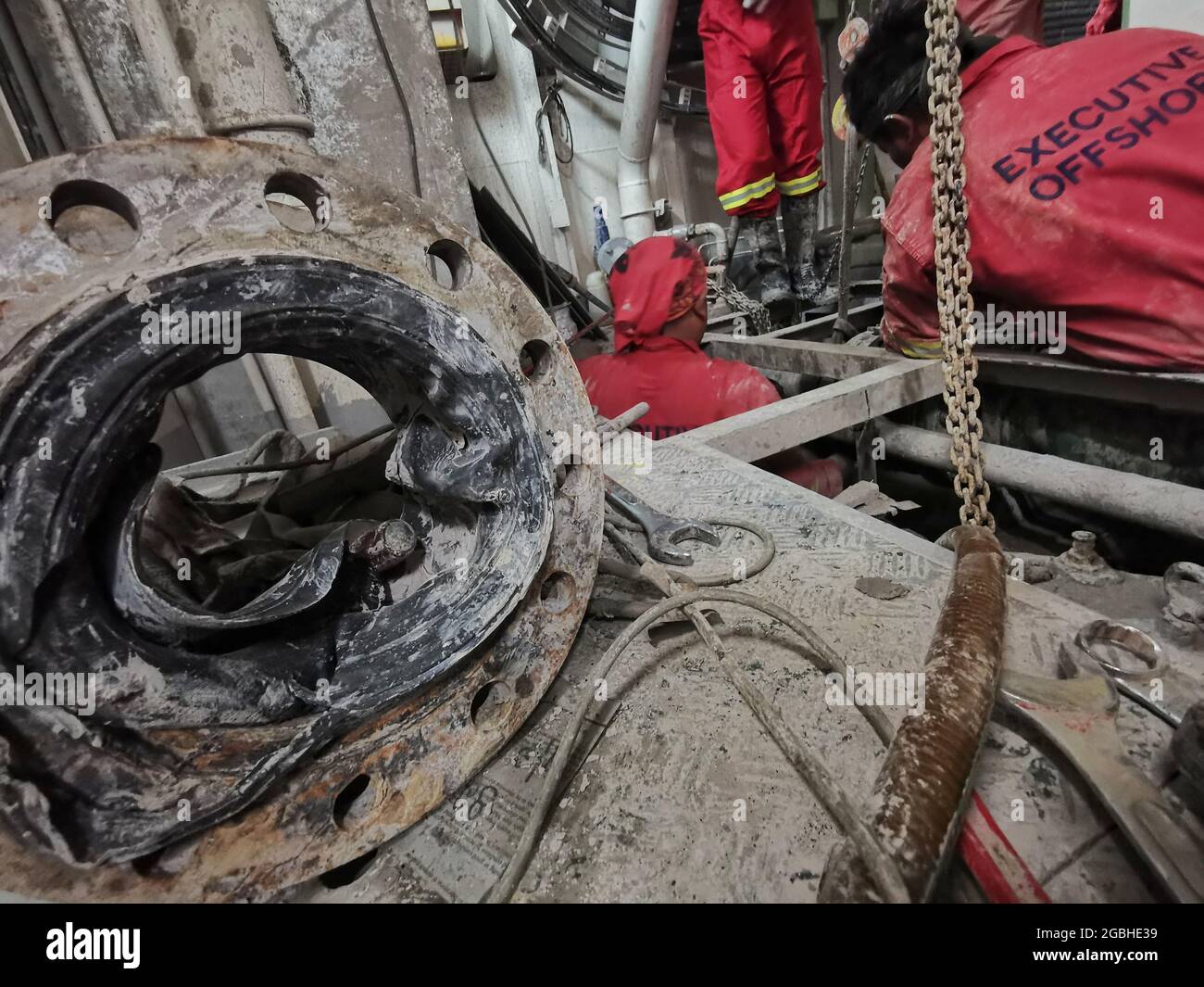 Die Motorseebesatzung führte während des Betriebs eine Schlammpumpe durch, die aufgrund einer Leckage betrieben wurde Stockfoto