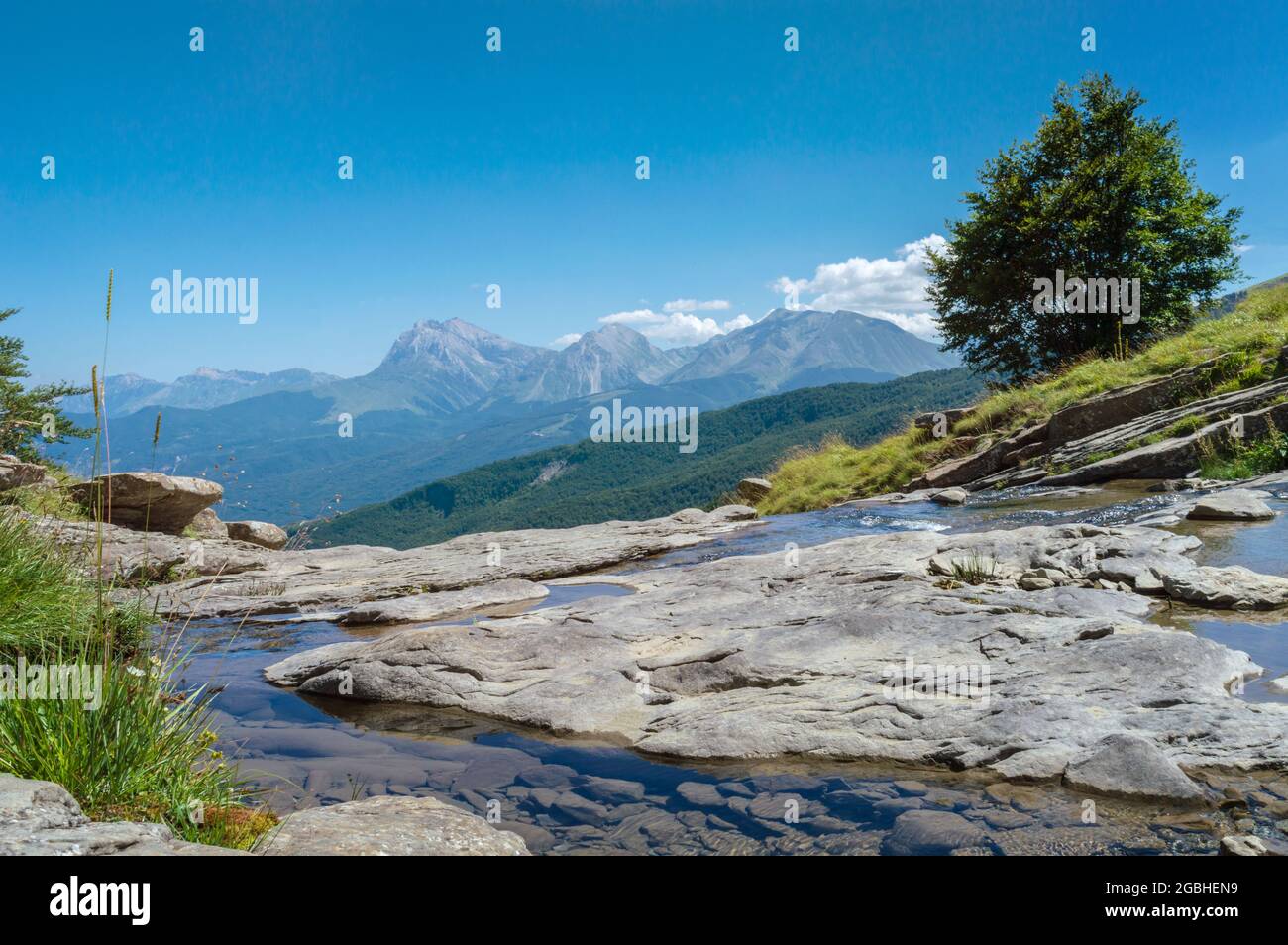 Herrlicher Blick auf den Bergbach Cento Fonti im Nationalpark Gran Sasso e Monti della Laga, Italien Stockfoto