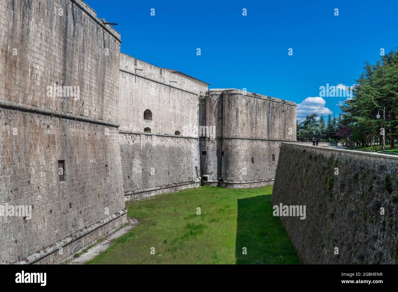 Panoramablick während eines sonnigen Tages auf die spanische Festung, (auch bekannt als Forte Spagnolo), die wichtigste Burg der Stadt L'Aquila, Abruzzen, Italien Stockfoto