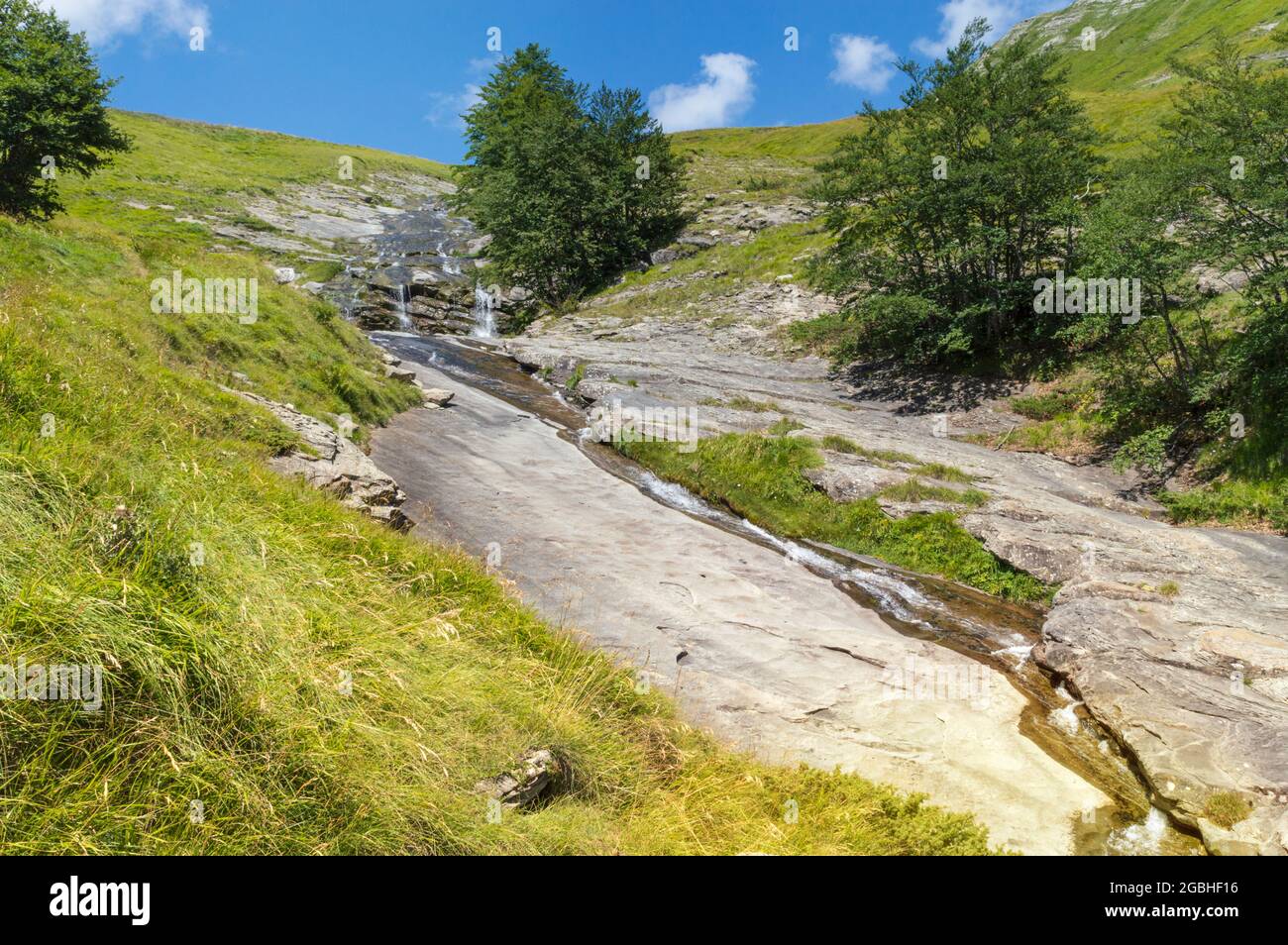 Blick auf das Tal des Cento Fonti-Wanderweges im Nationalpark Gran Sasso e Monti della Laga, Teramo, Italien Stockfoto