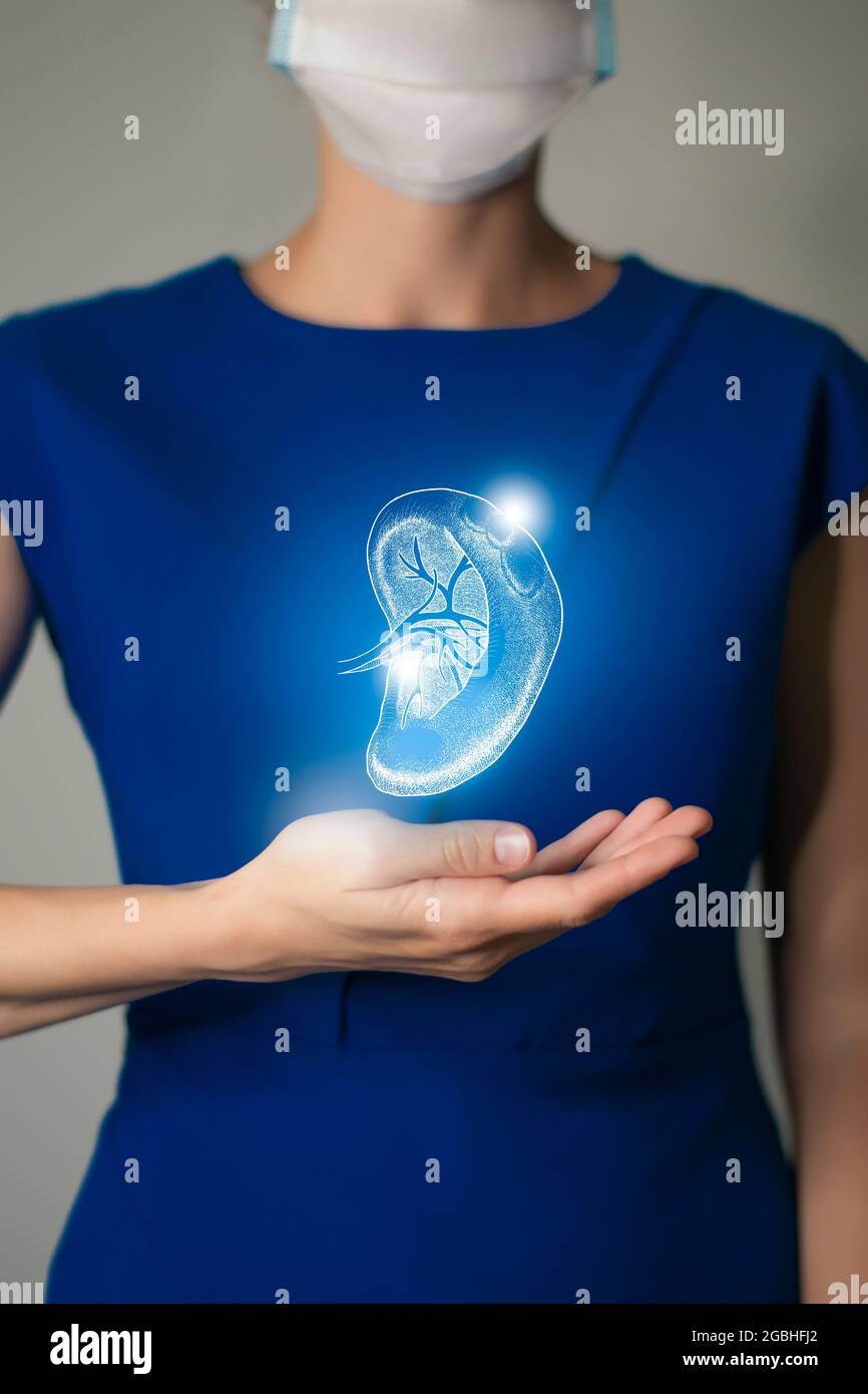 Frau in blauer Kleidung mit virtueller volumetrischer Zeichnung der Milz in der Hand. Handrawn menschliches Organ, Entgiftung und Gesundheitswesen, Gesundheitswesen Krankenhaus Service Co Stockfoto