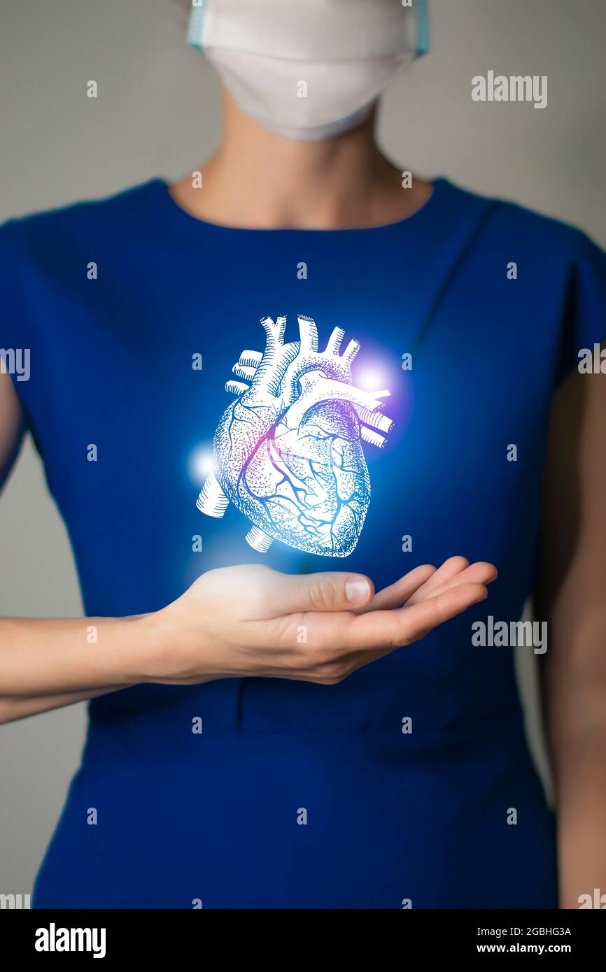 Frau in blauer Kleidung mit virtuellem Herz in der Hand. Handrawn menschliches Organ, Entgiftung und Gesundheitswesen, Gesundheitswesen Krankenhaus Service Konzept Stock Foto Stockfoto
