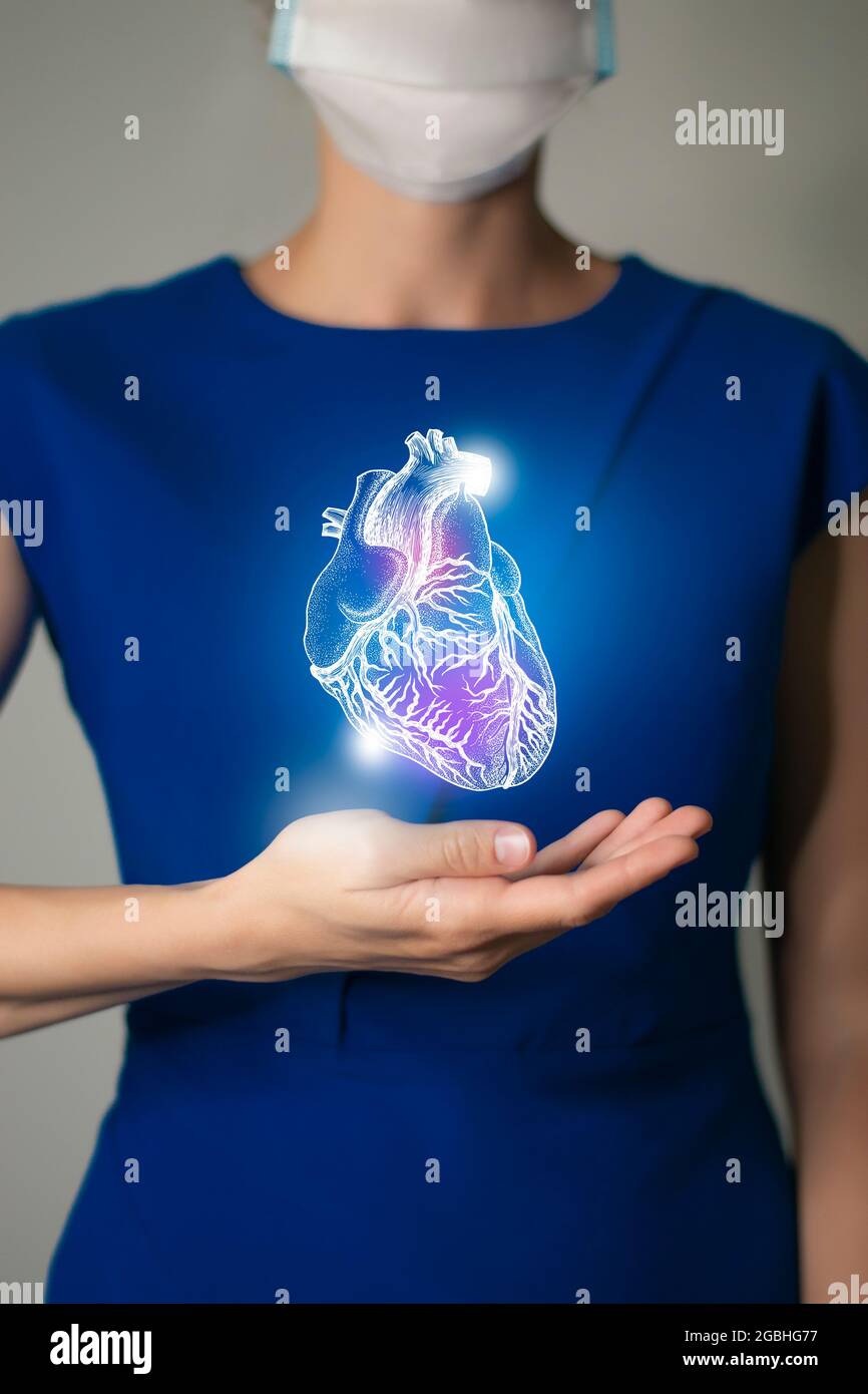 Frau in blauer Kleidung mit virtuellem Herz in der Hand. Handrawn menschliches Organ, Entgiftung und Gesundheitswesen, Gesundheitswesen Krankenhaus Service Konzept Stock Foto Stockfoto