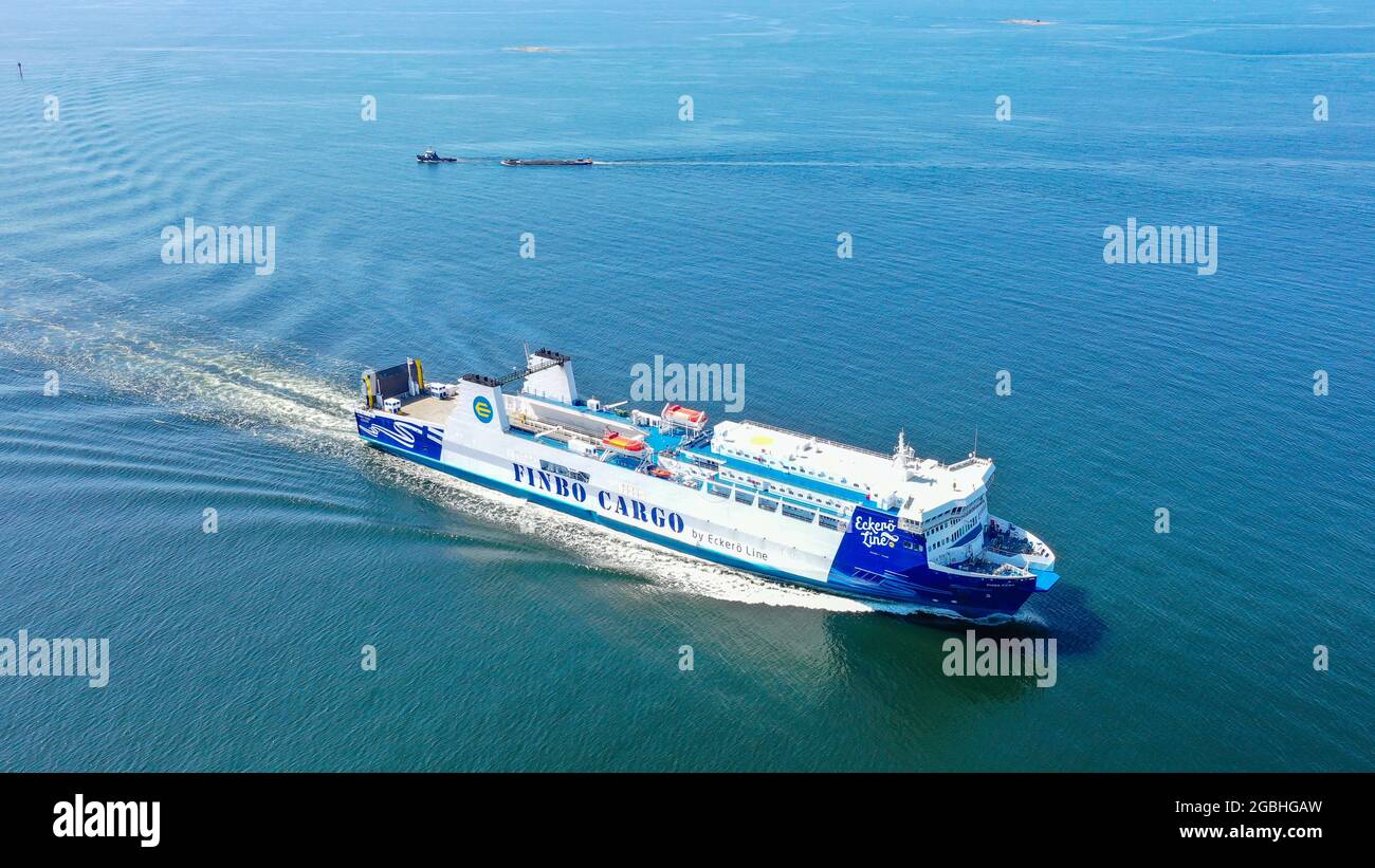 Finbo Cargo nähert sich dem Hafen von Vuosaari auf einer seiner täglichen Überfahrten zwischen Vuosaari, Finnland und Muuga, Estland. Stockfoto