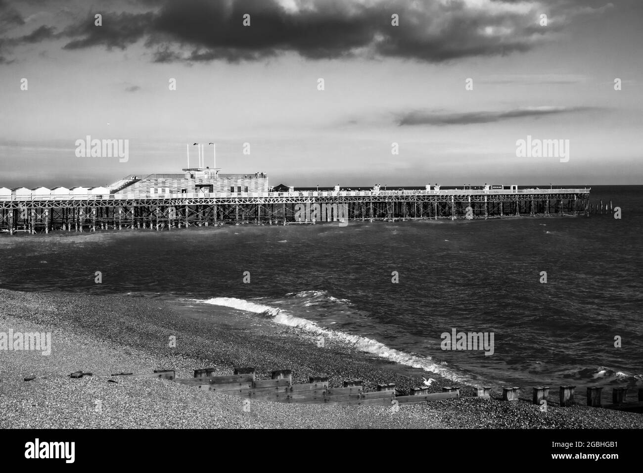 Hastings Pier in schwarz-weiß, East Sussex, England Stockfoto