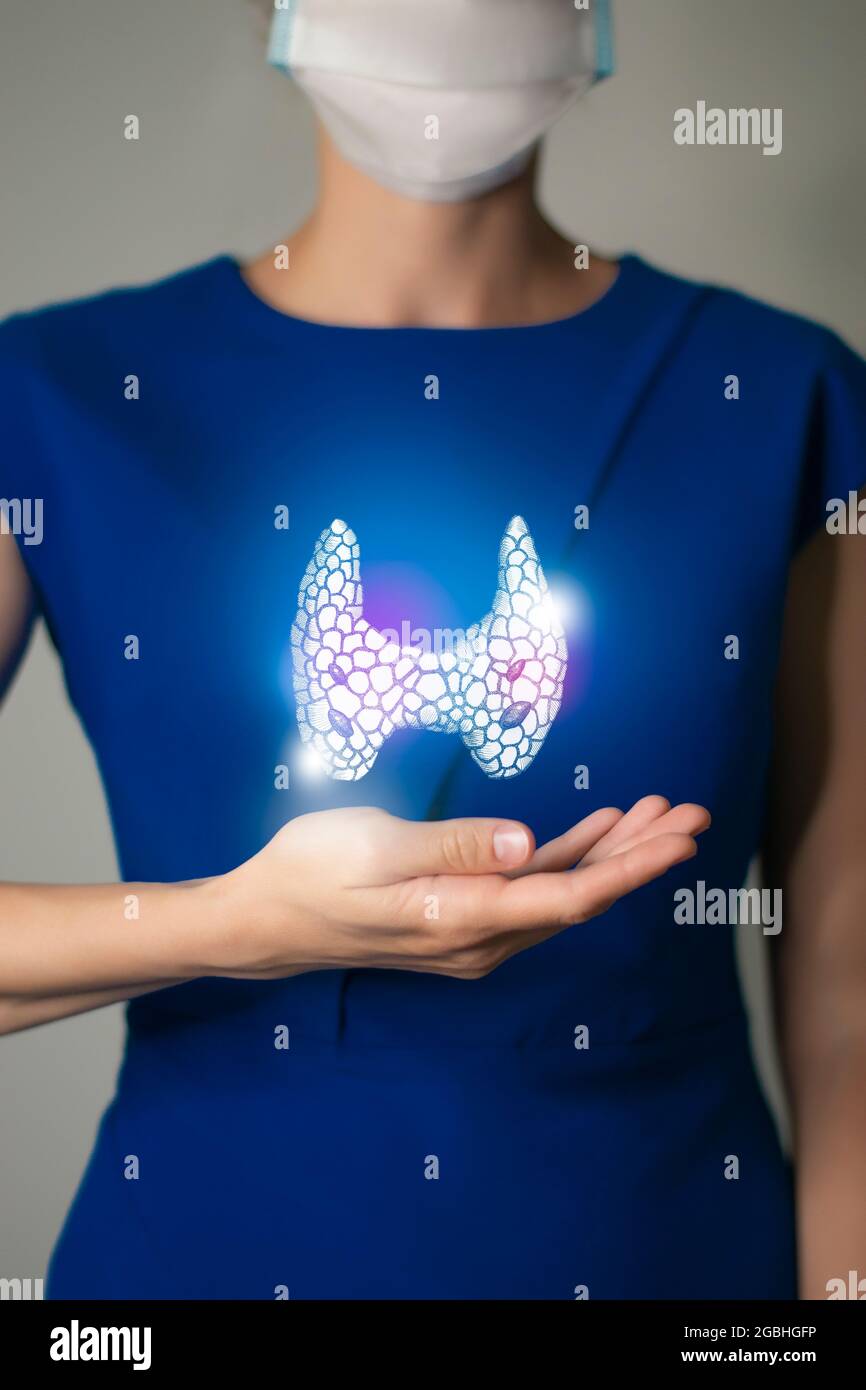 Frau in blauer Kleidung mit virtueller Schilddrüse in der Hand. Handrawn menschliches Organ, Entgiftung und Gesundheitswesen, Gesundheitswesen Krankenhaus Service Konzept Stock pho Stockfoto