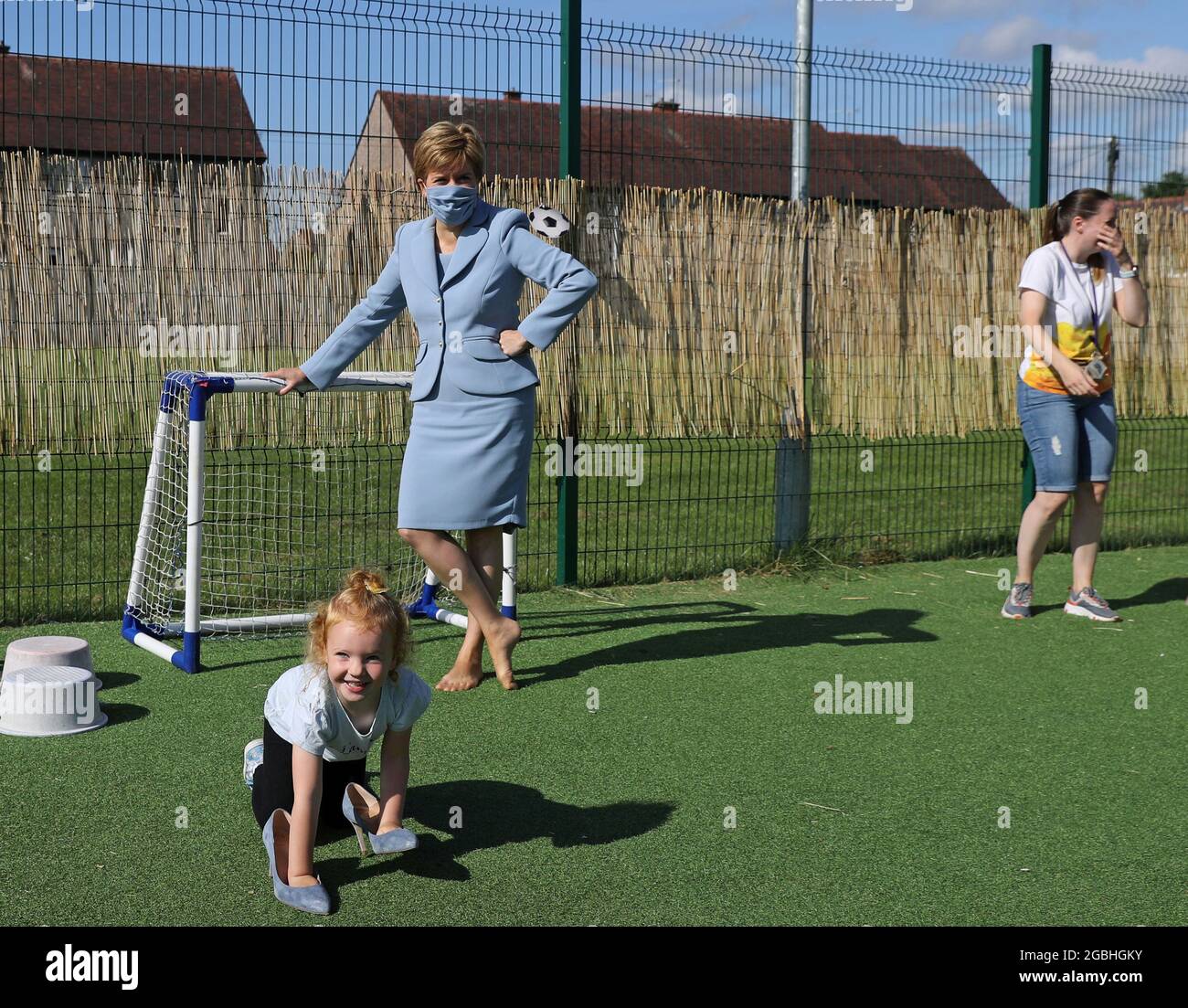 Die erste Ministerin Nicola Sturgeon spielt beim Besuch der Fallin Nursery in Fallin, Stirlingshire, Fußball. Bilddatum: Mittwoch, 4. August 2021. Stockfoto