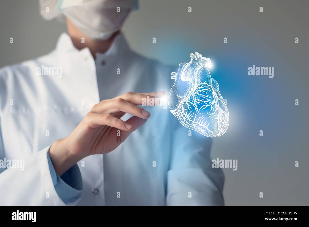 Ärztin Prüfstein virtuelles Herz in der Hand. Verschwommenes Foto, handgezeichnetes menschliches Organ, blau markiert als Symbol der Genesung. Gesundheitswesen Krankenhaus servi Stockfoto