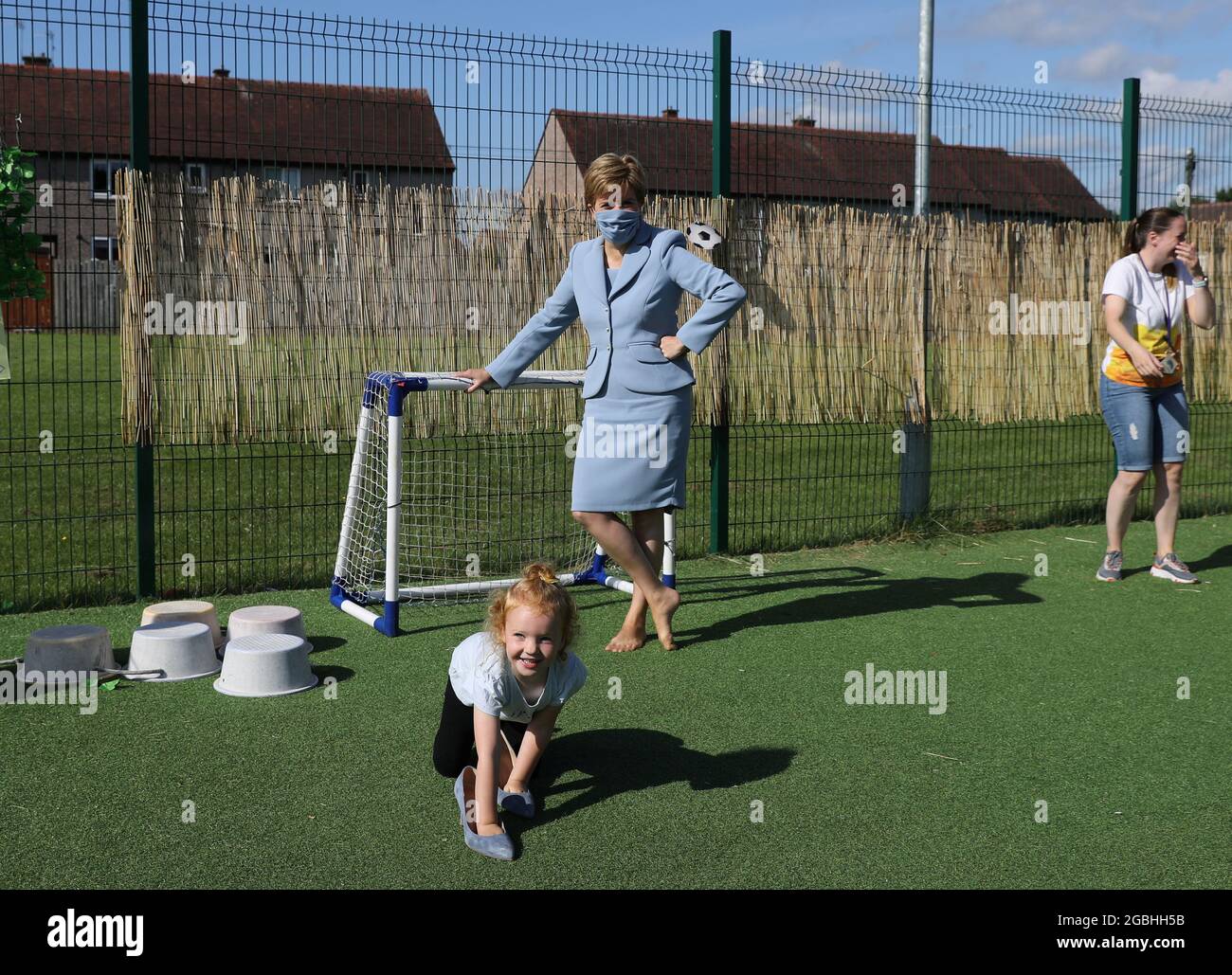 Die erste Ministerin Nicola Sturgeon sieht zu, wie ein Kind während
