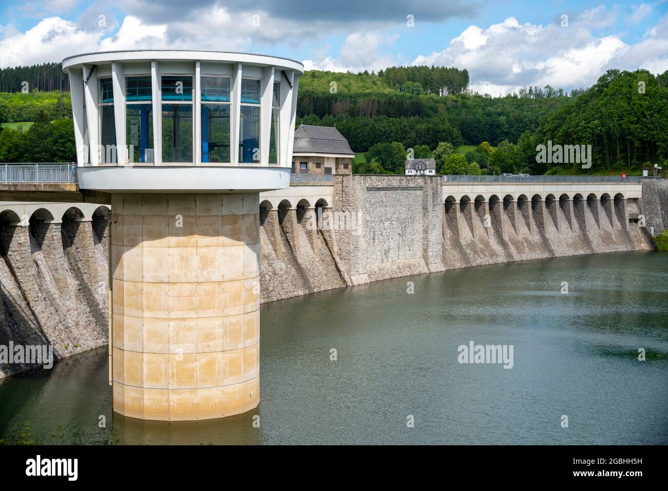 Deutschland, Attendorn, Staumauer der Listertalsperre, ein Seitenarm der 1965 bauten Biggetalsperre. Stockfoto
