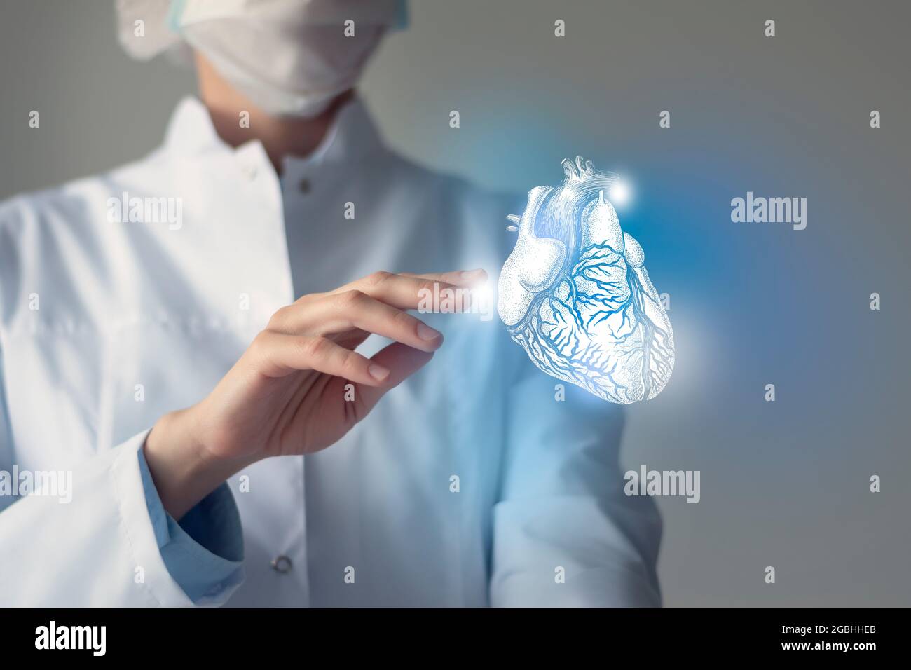 Ärztin Prüfstein virtuelles Herz in der Hand. Verschwommenes Foto, handgezeichnetes menschliches Organ, blau markiert als Symbol der Genesung. Gesundheitswesen Krankenhaus servi Stockfoto