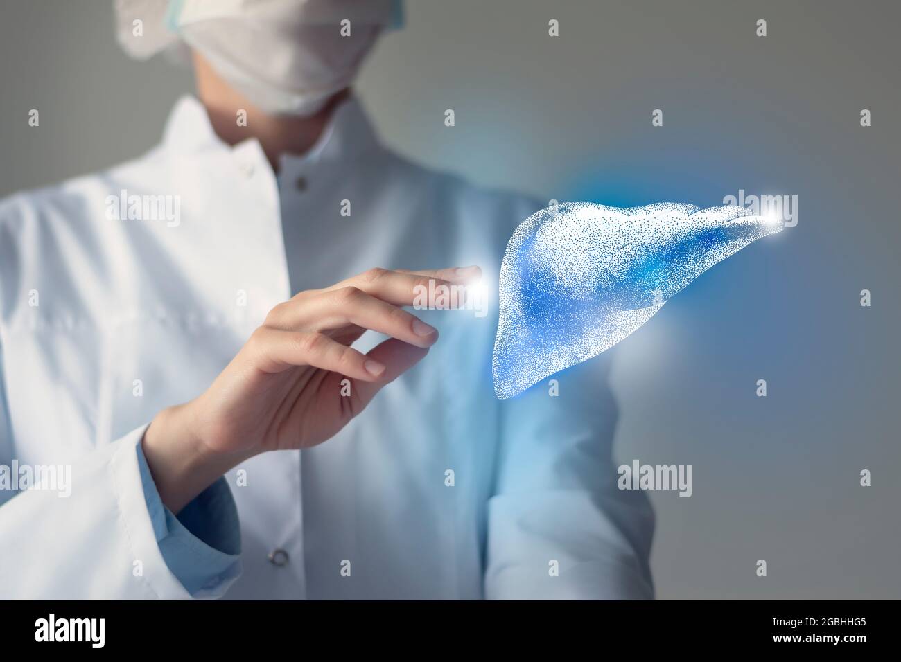 Ärztin berührt virtuelle Leber in der Hand. Verschwommenes Foto, handgezeichnetes menschliches Organ, blau markiert als Symbol der Genesung. Krankenhausdienst im Gesundheitswesen Stockfoto