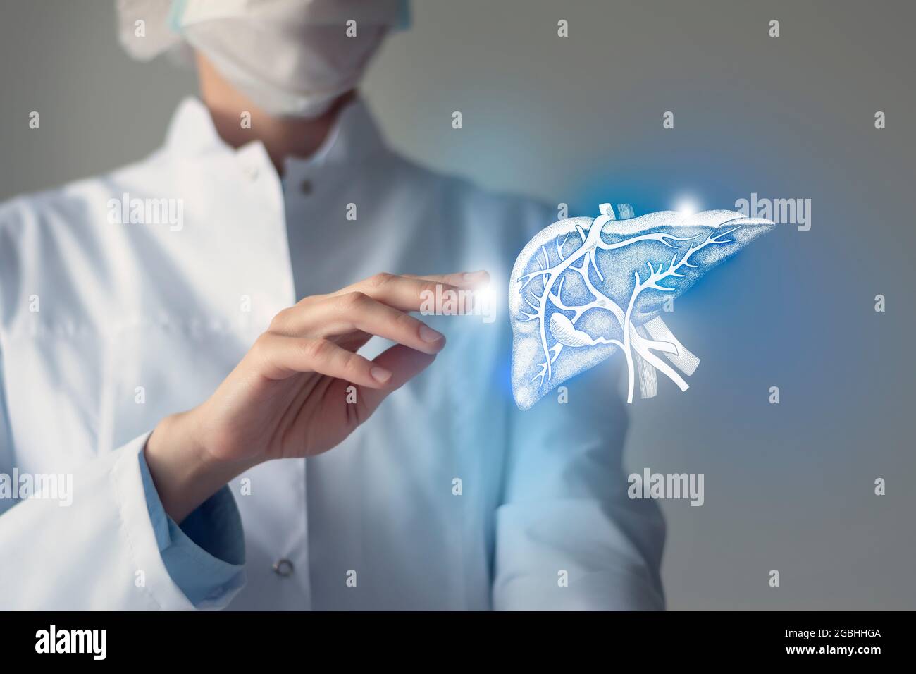 Ärztin berührt virtuelle Leber in der Hand. Verschwommenes Foto, handgezeichnetes menschliches Organ, blau markiert als Symbol der Genesung. Krankenhausdienst im Gesundheitswesen Stockfoto