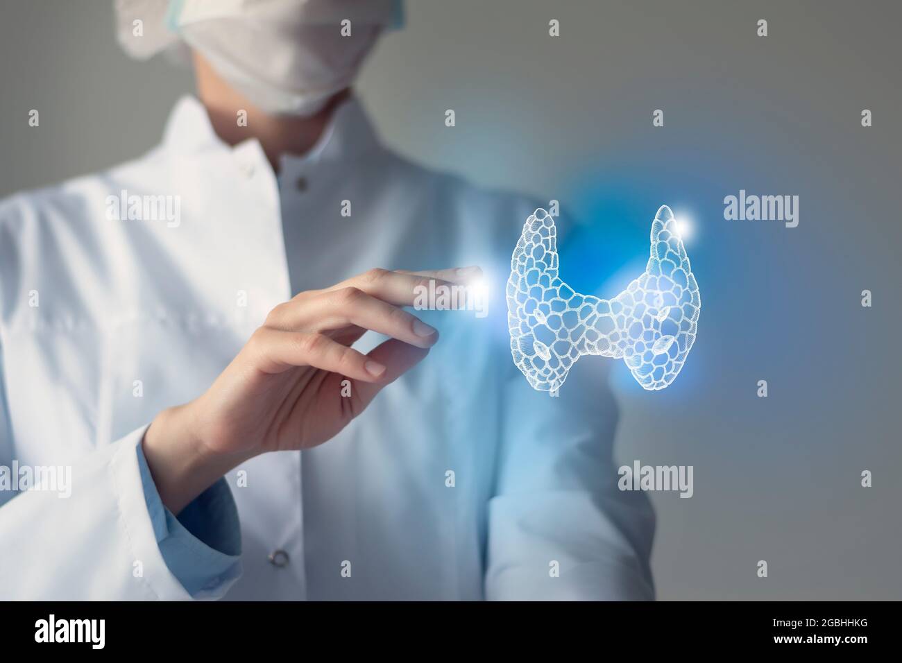 Ärztin berührt virtuelle Schilddrüse in der Hand. Verschwommenes Foto, handgezeichnetes menschliches Organ, blau markiert als Symbol der Genesung. Krankenhaus im Gesundheitswesen Stockfoto