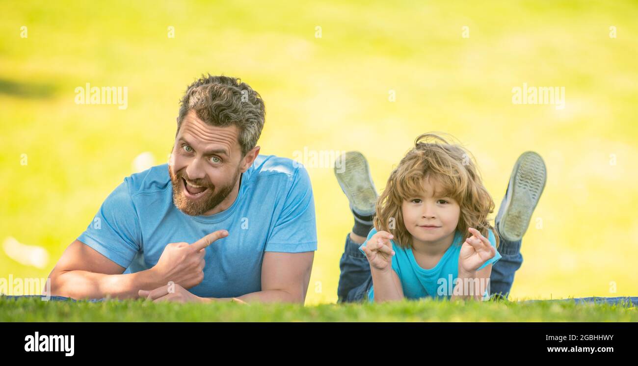 Papa mit Kind am Sommertag. Elternschaft und Vaterschaft. Vatertag. Stockfoto