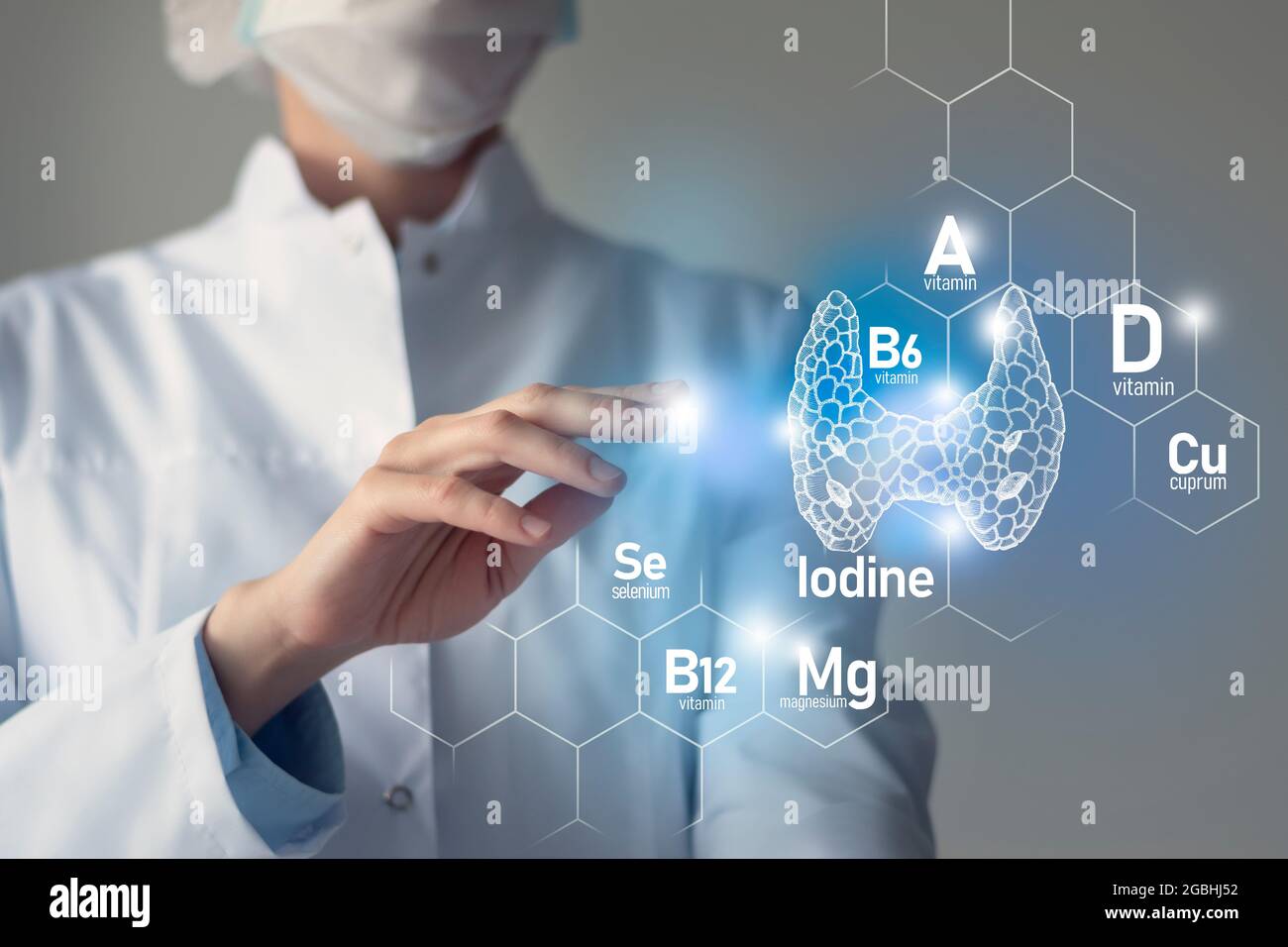 Essentielle Nährstoffe für die Gesundheit der Schilddrüse, einschließlich Jod, Selenuim, Vitamin B6, Cuprum. Verschwommenes Porträt eines Arztes mit markierter blauer Thyro Stockfoto