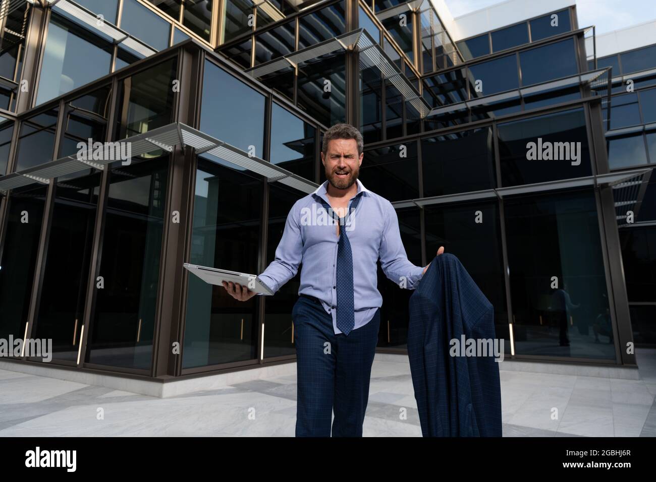 Weinender Mann verlor sein Geschäft in der Finanzkrise, Krise Stockfoto