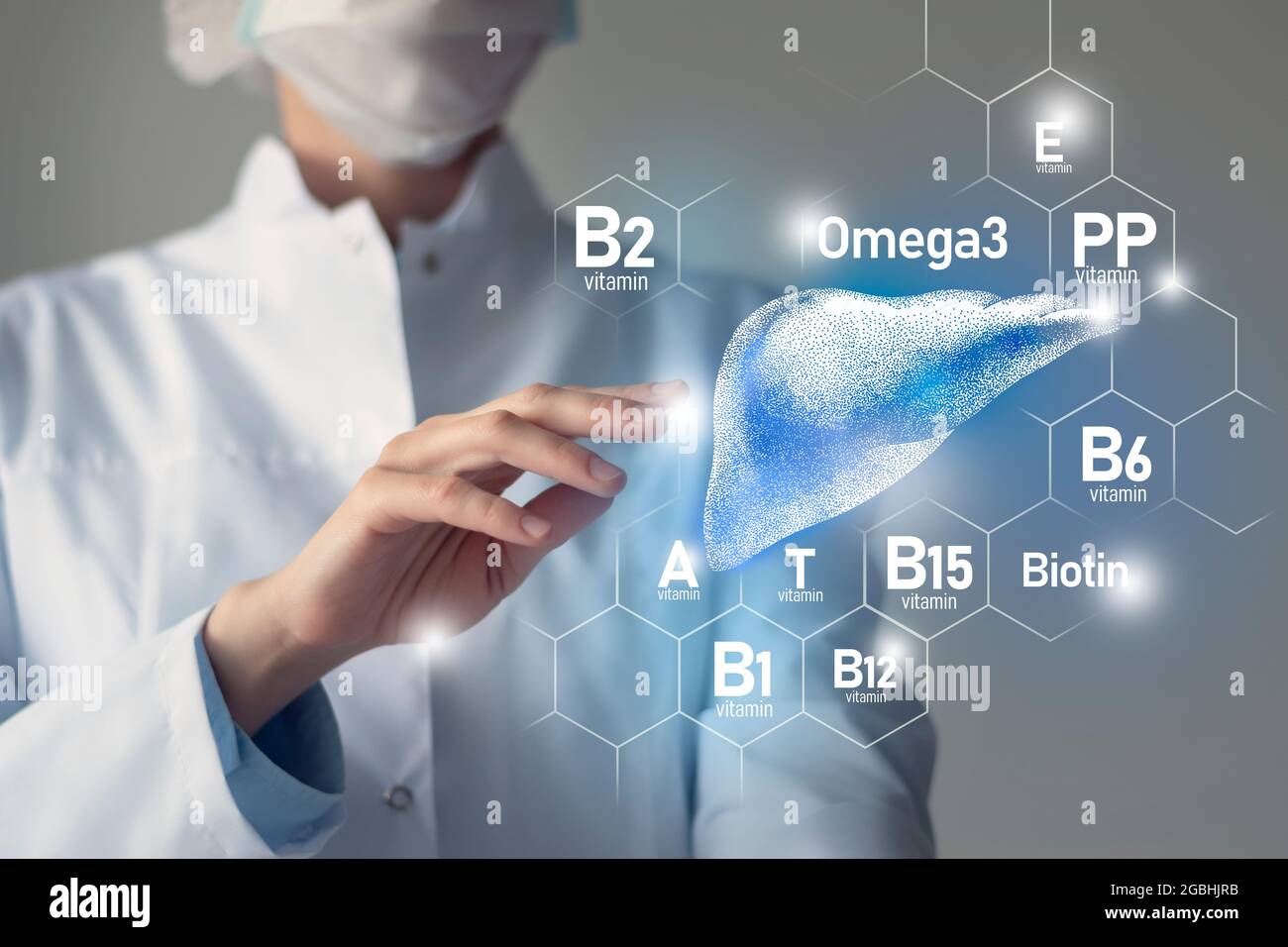 Essentielle Nährstoffe für die Gesundheit der Leber, einschließlich Omega-3, Carnitin, Biotin, Vitamin PP, Vitamin B. verschwommenes Porträt eines Arztes, der blau hervorgehoben hält Stockfoto