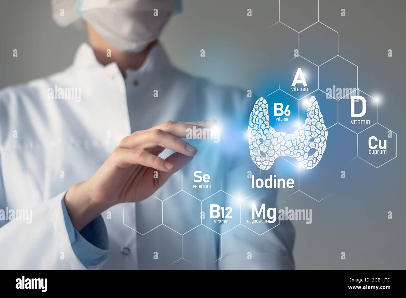 Essentielle Nährstoffe für die Gesundheit der Schilddrüse, einschließlich Jod, Selenuim, Vitamin B6, Cuprum. Verschwommenes Porträt eines Arztes mit markierter blauer Thyro Stockfoto